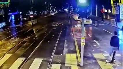 Tramvay yolunda akıl almaz kaza kamerada: Saniyelerle ölümden döndü