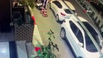 Şişli'de motosikletli iki hırsız, park halindeki başka bir motosikleti çaldı. Hırsızlık anı ise güvenlik kamerasına yansıdı.