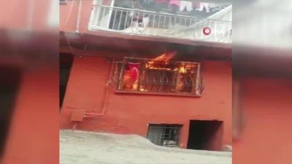 Kucağında çocukla yanan evden çıkmadı...O anlar kamerada