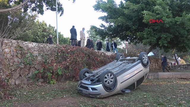 Fren yerine gaza basınca otomobiliyle parka uçtu