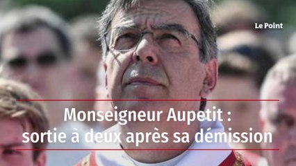 Mgr Aupetit photographié avec une femme