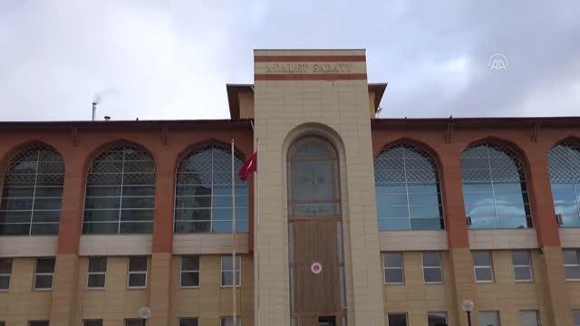 Boşandığı eşini bıçakla yaralayan şüpheli adliyede