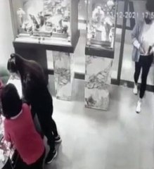 KUYUMCUDA SAHTE ALTIN DOLANDIRICILIĞI KAMERADA