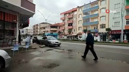 Bebek arabasıyla yolda yürürken 5’inci kattan üzerlerine malzeme düştü