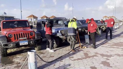 بسياراتهم الخاصة .. شباب إسكندرية يساعدون المواطنين على مواجهة الطقس السيئ خلال نوة القاسم