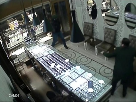 Kuyumcunun soyguncu tarafından vurulma anı güvenlik kamerasına yansıdı
