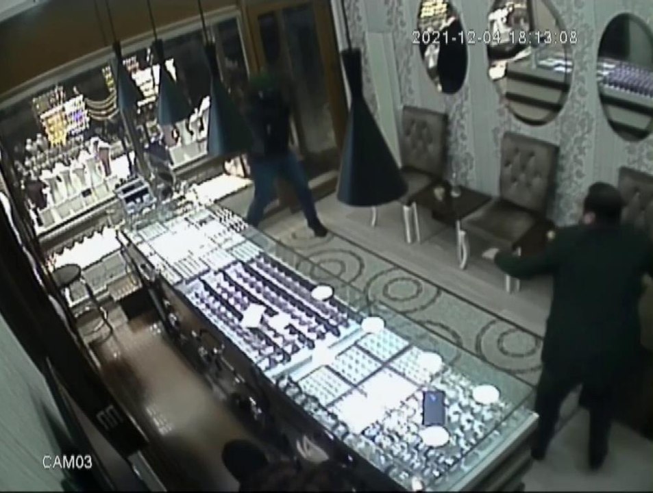 Kuyumcunun soyguncu tarafından vurulma anı güvenlik kamerasına yansıdı