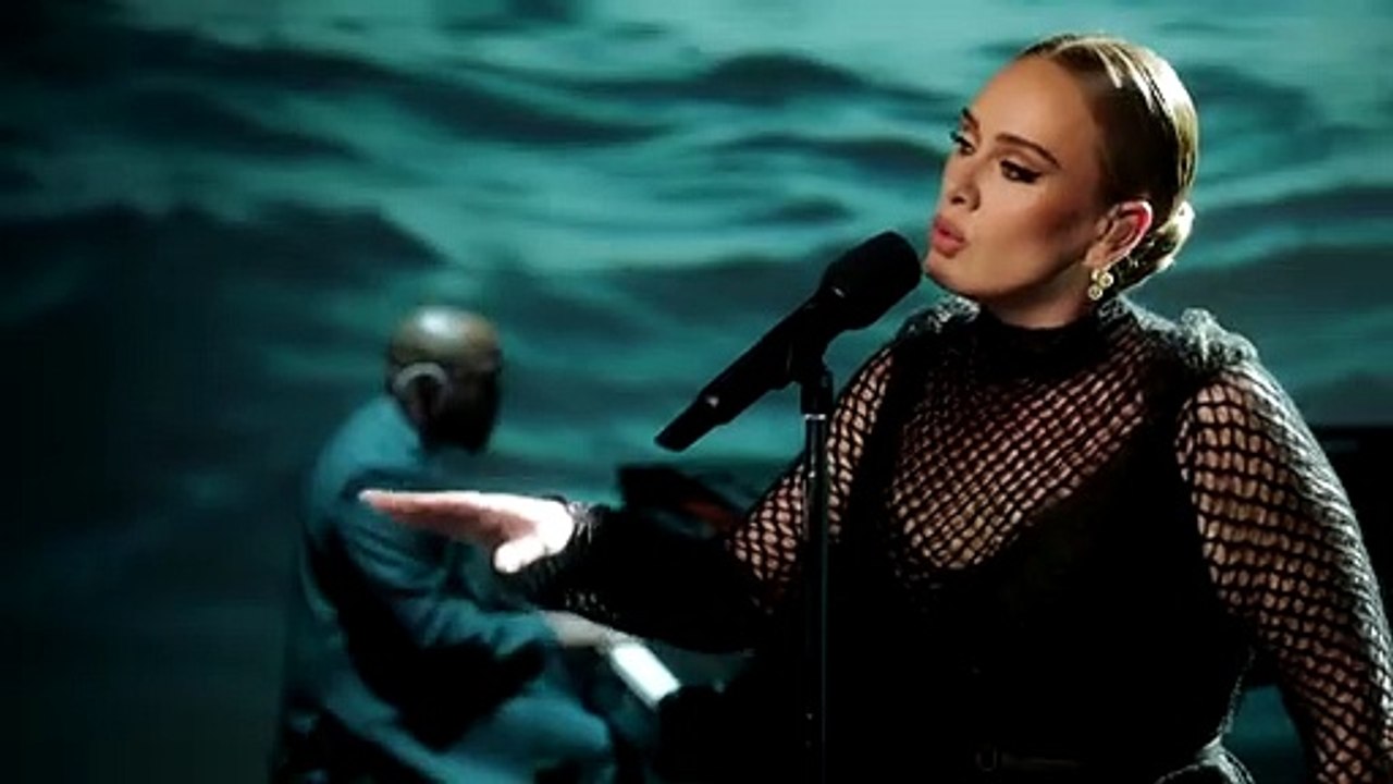 Adele chante "Easy On Me" en live
