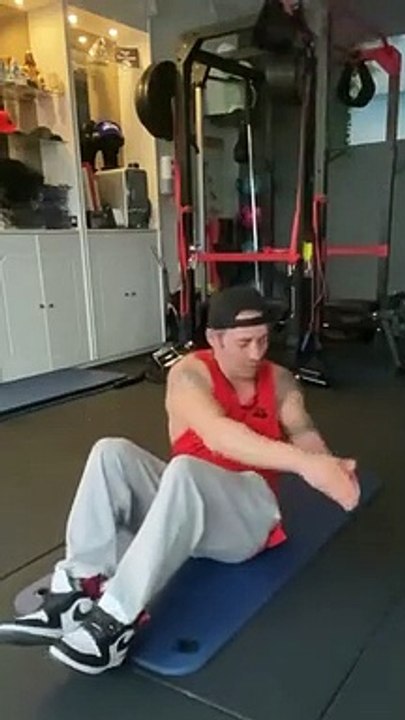 —Gear from @bodyengineers —Happy Wednesday ! —Salut la famille, j’espère que vous allez toujours bien? Voici mon entraînement ABS de ce mercredi après midi.« Life isn’t about getting and having, it’s about giving and being. «  —SAVE This Compl