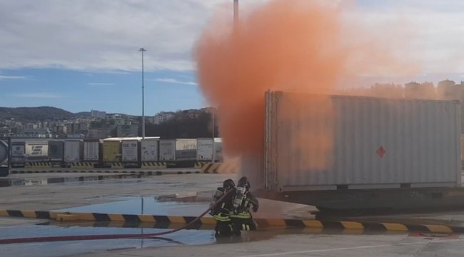 Trieste - In fiamme un container , addestramento dei Vigili del Fuoco (09.12.21)