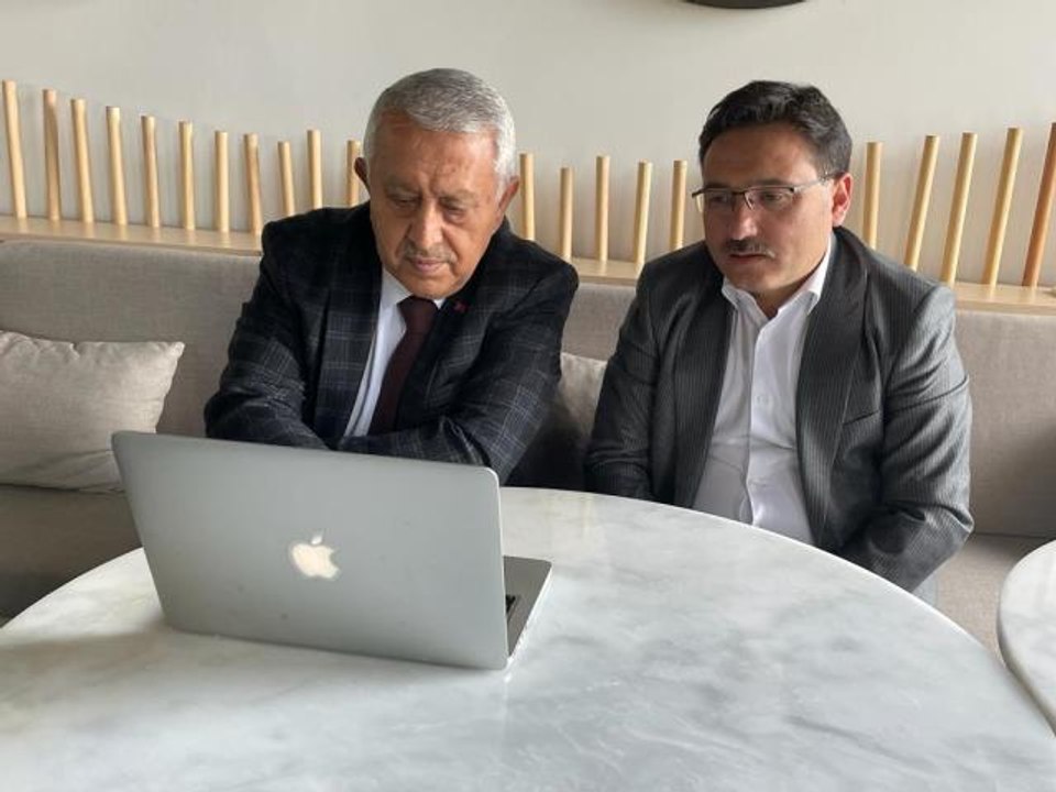 Afyonkarahisar Valisi Çiçek ile Belediye Başkanı Zeybek, AA'nın "Yılın Fotoğrafları" oylamasına katıldı