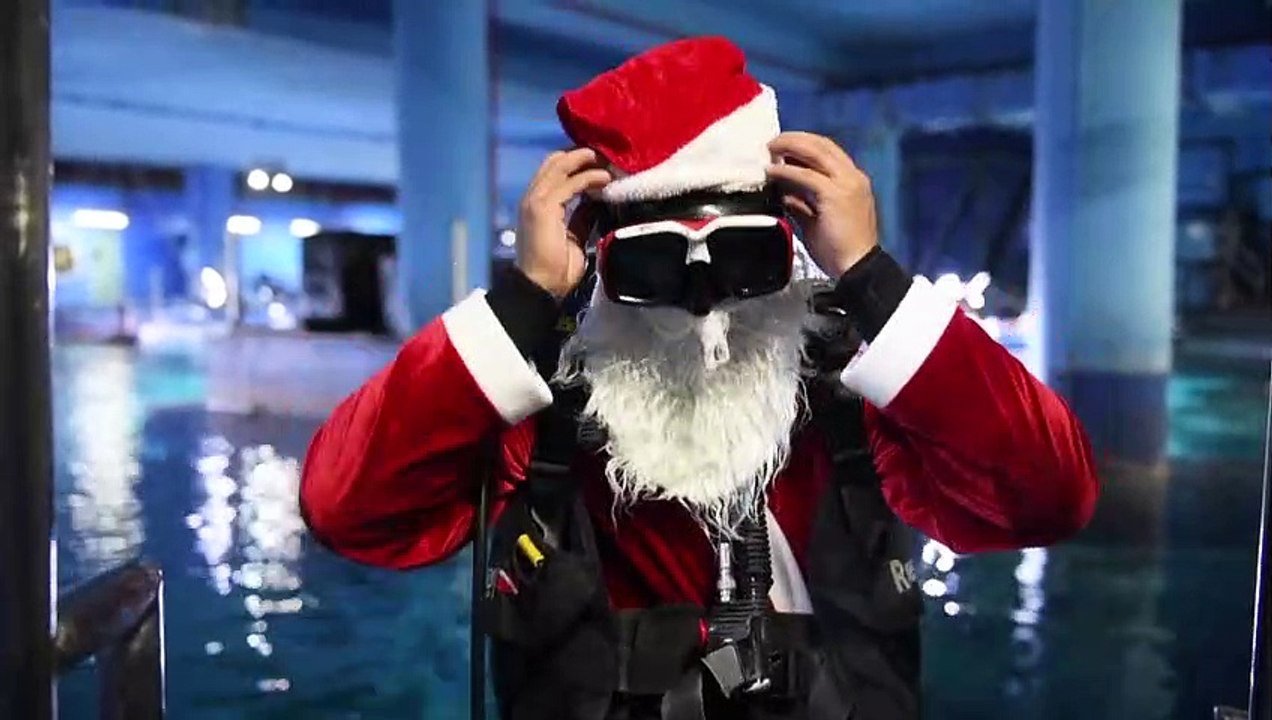 A Bangkok, le père Noël offre des cadeaux aux poissons d'un aquarium