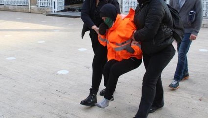 Camide bale yapan Rus kadın, bu kez de bir eve izinsiz girip eşyaları sokağa attı