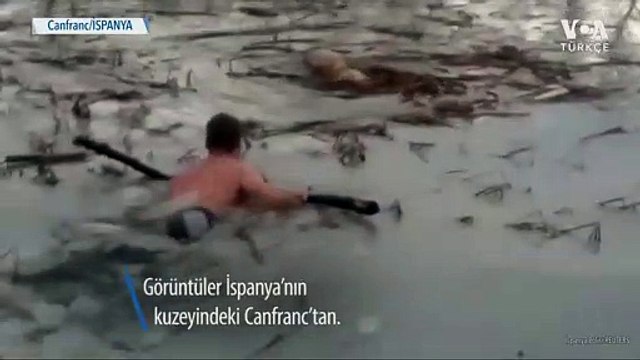 Polis Donmuş Gölete Düşen Köpeği Kurtardı
