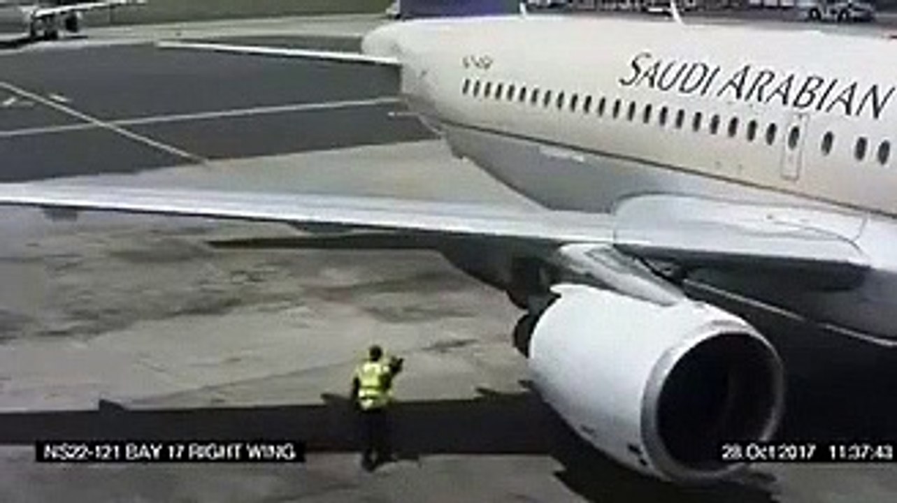 Passer derrière le réacteur d'un avion : mauvaise idée