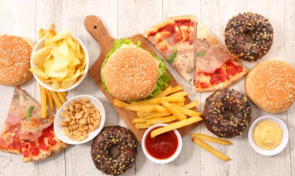 Expertos en salud: evita estos alimentos para una mente más sana