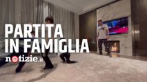 Leo Messi gioca a calcio nel salotto di casa con i figli: il video tra tunnel, tackle e simulazioni