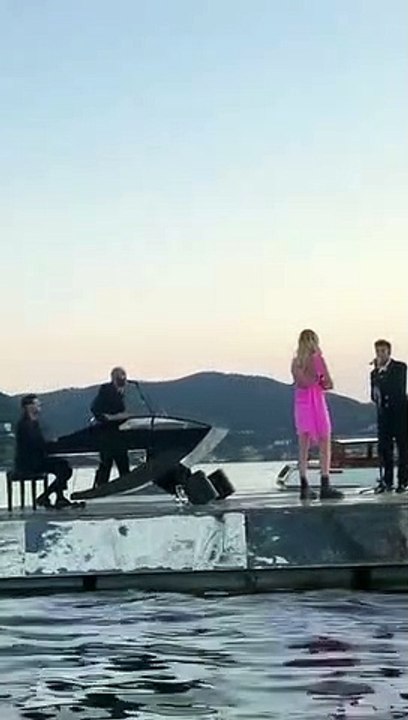 Como, la serenata in mezzo al lago di Fedez a Chiara Ferragni