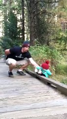 Quand papa a de très bons réflexes...