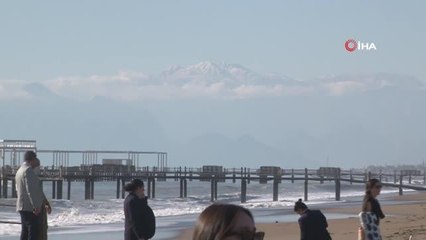 Son dakika: Bakan Kurum, nesli koruma altında olan ve tedavisi tamamlanan 2 caretta carettayı denize bıraktı