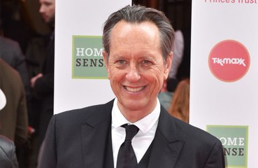 リチャード・E・グラント、盗難に遭った車が強盗事件に使われる
