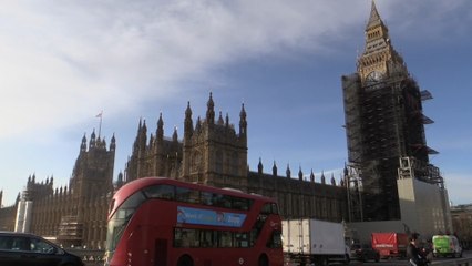 Johnson ante un huracán político por nuevas restricciones y polémica fiesta