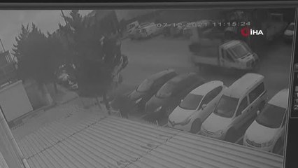 Kontrolden çıkan tırın iki aracı biçtiği anlar kamerada