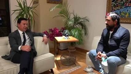Kıyafetleri kirli olduğu için minibüste oturtulmayan işçi, Ahmet Aras'tan şoförün geri alınması için ricacı oldu