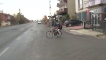 Fedakar baba yürüyemeyen kızını 4 kilometre uzaklıktaki okula bisikletiyle götürüyor