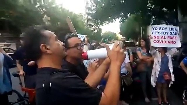 Un grupo de antivacunas escrachó a Flavio Azzaro