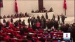 Discusión en Parlamento de Turquía termina en insultos y golpes