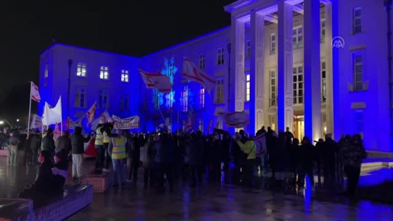 Kıbrıs Türkleri, belediye önüne asılan KKTC bayrağının indirilmesini protesto etti