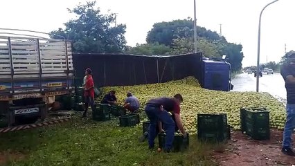 Caminhão tomba na Epia Sul com laranjas