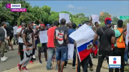 Haitianos protestan en estación migratoria de Acayucan