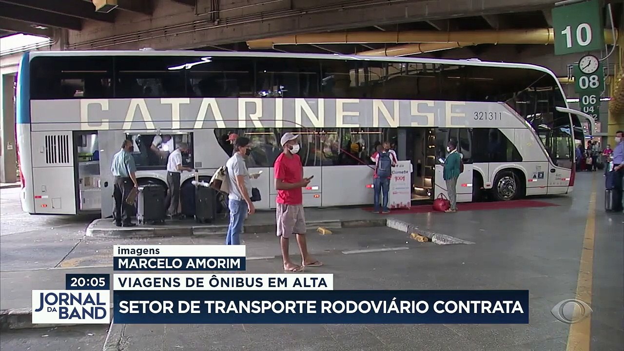Nas viagens de férias tem cada vez mais gente indo de ônibus. E as empresas do setor estão se recuperando, e contratando.