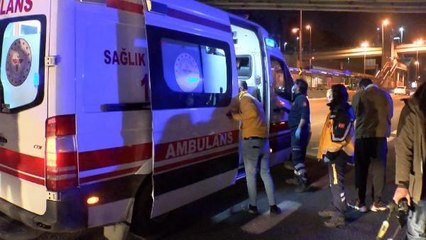 D100 KARAYOLU'NDA TAKSİ OTOMOBİLE ÇARPTI, 3 YARALIYA SAĞLIK ÖĞRENCİLERİ İLK MÜDAHALEYİ YAPTI