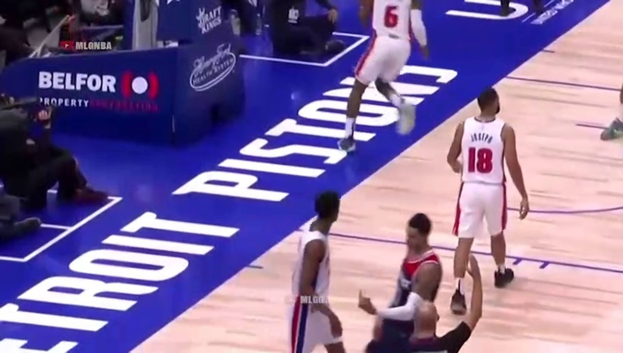 Kyle Kuzma gives the middle finger to a Pistons fan