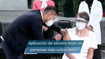 IMSS aplica dosis de refuerzo contra Covid a personal de salud de la tercera edad