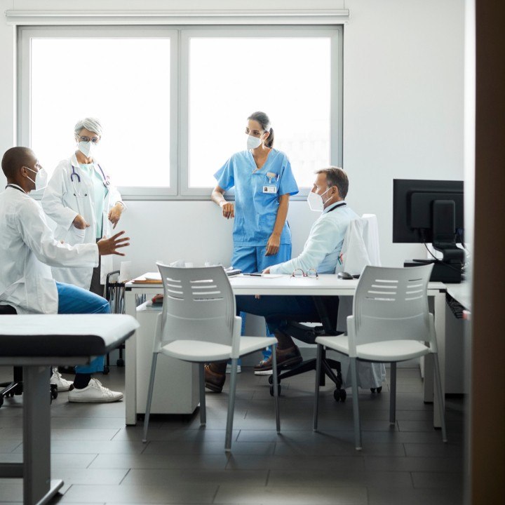 Le repas de Noël de l’hôpital cause un cluster, 68 soignants contaminés - F