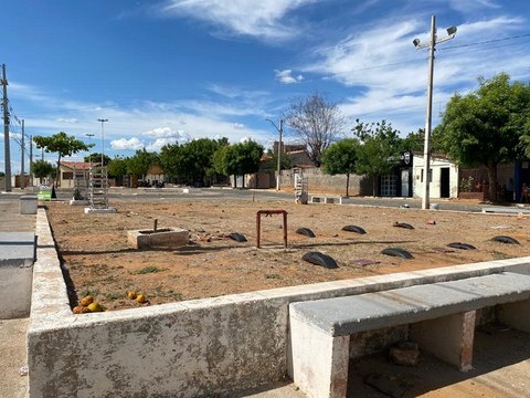 Moradores denunciam praça e quadra abandonadas na Zona Norte de Cajazeiras e cobram o prefeito