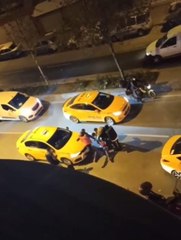 Yolcu "Dur" dedi, taksici tekmeledi