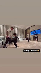 Lionel Messi joue avec ses fils.
