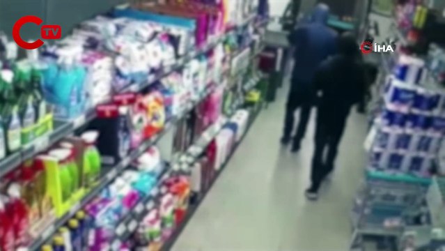 Markete giren maskeli hırsızlar, rehin aldıkları kasiyeri bıçakladı