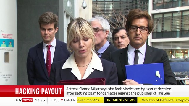 L'actrice Sienna Miller a le sentiment qu' on lui donne entièrement raison après avoir réglé un litige avec l'éditeur du tabloïd The Sun qu'elle accusait d'avoir piraté son téléphone pour révéler sa grossesse