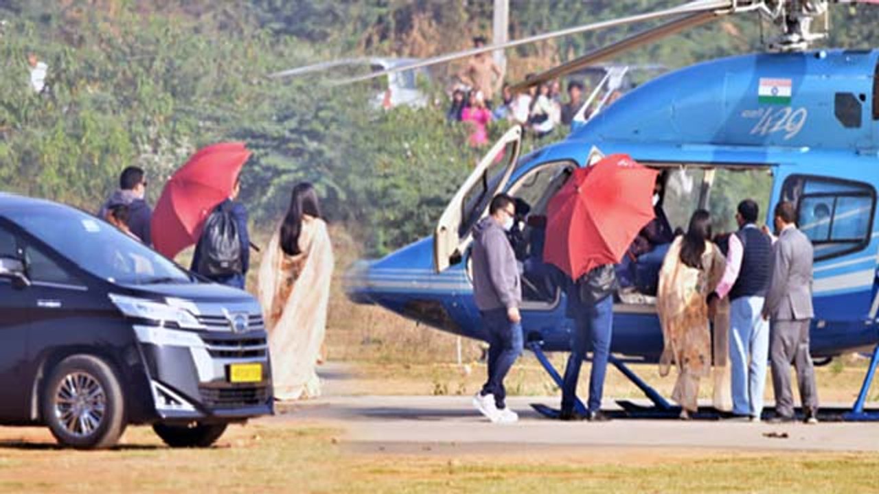 Katrina Kaif Vicky Kaushal Post Wedding First Photo, Umbrella पकड़े Katrina का ध्यान देते दिखे Vicky