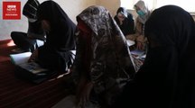 Surat dari perempuan Afghanistan_ 'Saya sedih hak pendidikan saya dirampas'