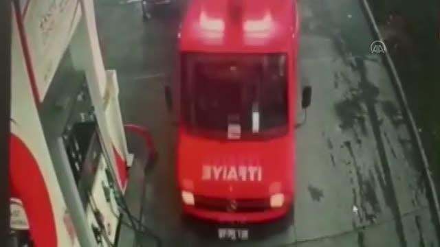 Son dakika haberleri! GAZİANTEP - İtfaiye ekiplerinin nefes alamayan bebeğe ilk yardım müdahalesi güvenlik kamerasında