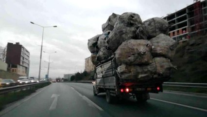 Son dakika haberleri: Aşırı yüklü kamyonun E-5 karayolunda ilerlediği anlar kamerada