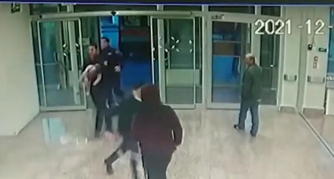 Nefessiz kalan bebeğin yardımına itfaiye koştu