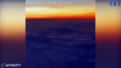 Une vidéo enregistrée en plein vol montre 12 OVNIS volant en formation